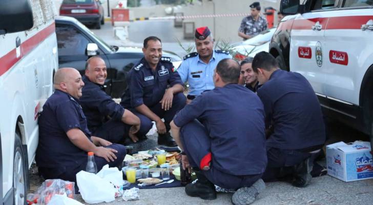 نشامى الأمن العام والدرك يتناولون طعام الإفطار في الميدان - فيديو