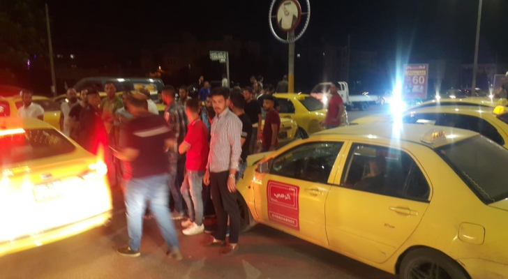 عدد من سائقي التاكسي الأصفر يحتجون على مخالفات السير في اربد