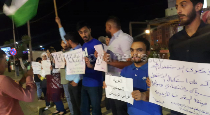 وقفة احتجاجية امام مبنى المحافظة في اربد