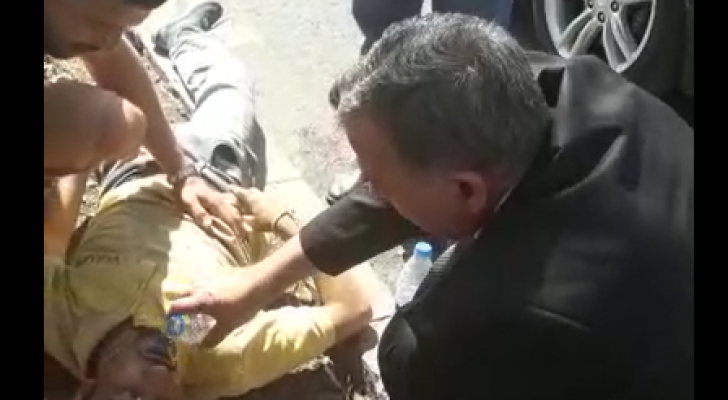 وزير الصحة يترجل من سيارته ويسعف شابا في الشارع
