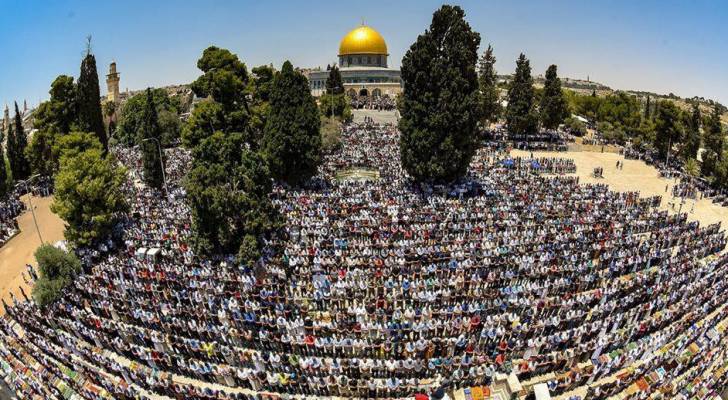 عشرات الاف المصلين يتوافدون الى الاقصى بالجمعة الاخيرة من رمضان