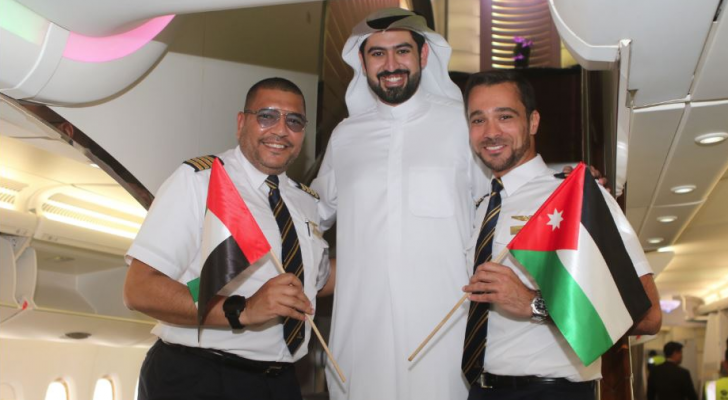 طائرة الإمارات A380 تصل عمان في أول رحلة منتظمة