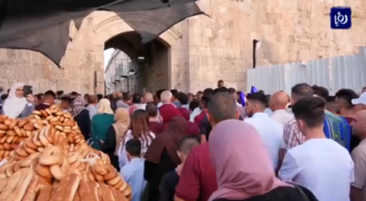 ألاف الفلسطينين يؤدون صلاة العيد في المسجد الاقصى رغم غجراءات الاحتلال