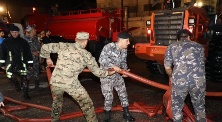 الدرك يشارك باخماد حريق ماركا الشمالية.. صور