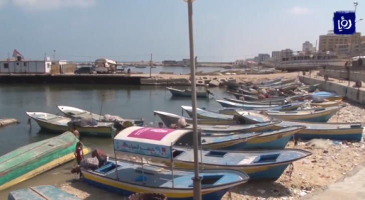 تضييق الاحتلال على الصيادين يزيد الأعباء المعيشية على أبناء غزة