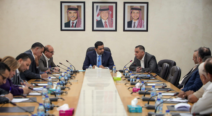 النقل النيابية توصي بإعادة النظر بالتصاريح المؤقتة للباصات
