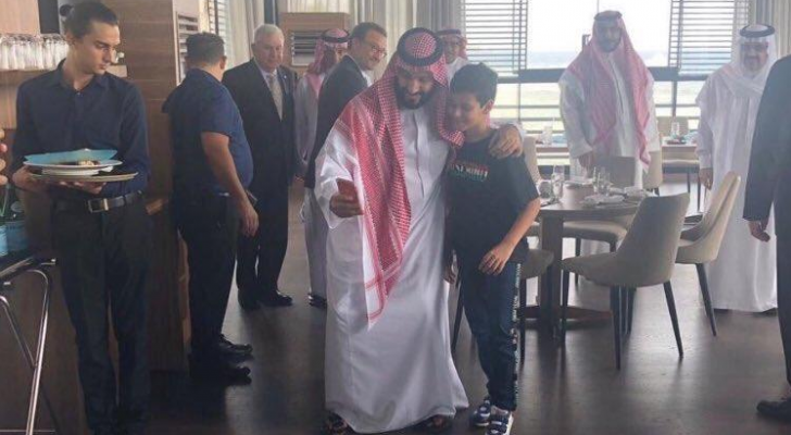 ولي العهد يلتقط "سيلفي" مع طفل