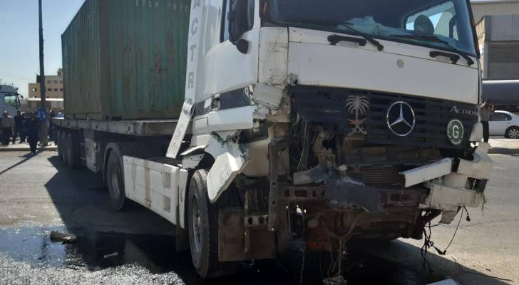 8 اصابات بتصادم تريلا و 4 مركبات في عمّان.. صور