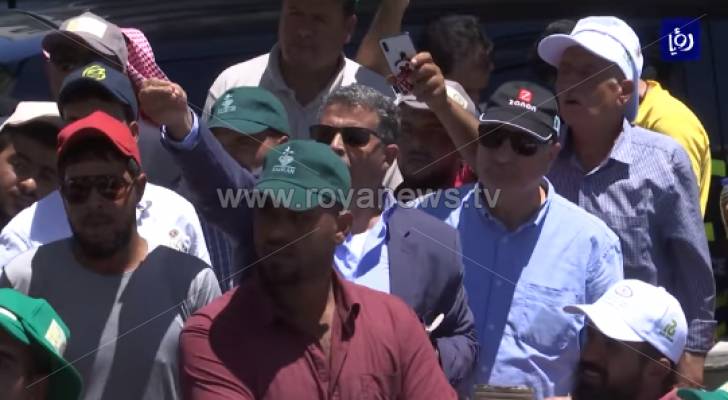 المزارعون يعلقون اعتصامهم أمام رئاسة الوزراء - فيديو