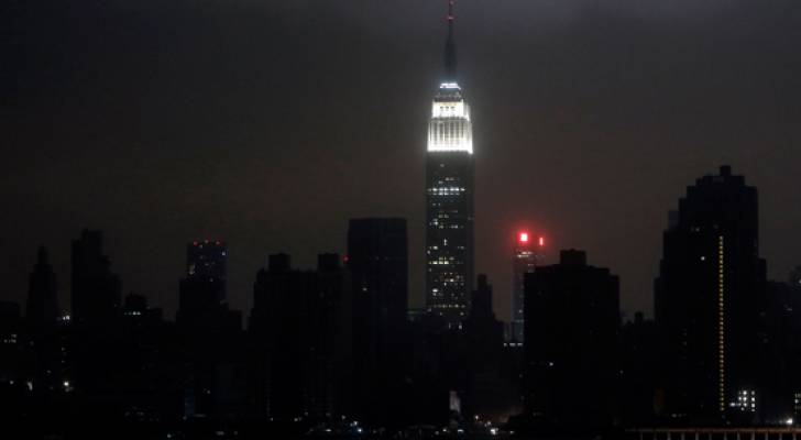 نيويورك تغرق في الظلام