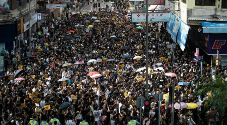 شرطة هونغ كونغ تتصدى لمحتجين تظاهروا ضد تجار قادمين من الحدود