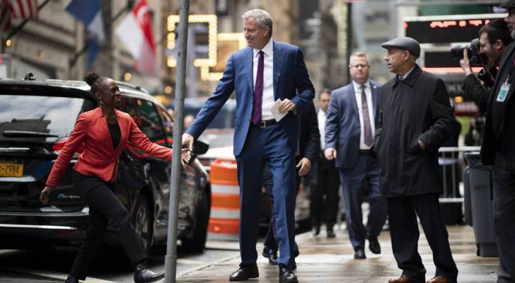 انتقاد رئيس بلدية نيويورك بسبب "تردده" أثناء انقطاع الكهرباء