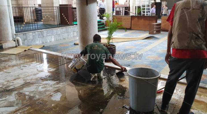 أعمال تنظيف وإزالة آثار الحريق في المسجد الحسيني - فيديو وصور