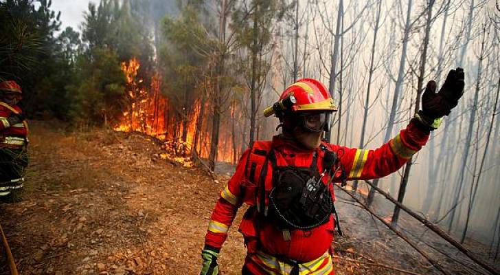 أكثر من 900 اطفائي يكافحون حرائق بوسط البرتغال