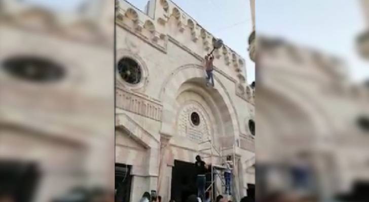 بالفيديو .. سقوط عامل من أعلى "المسجد الحسيني" أثناء أعمال الصيانة