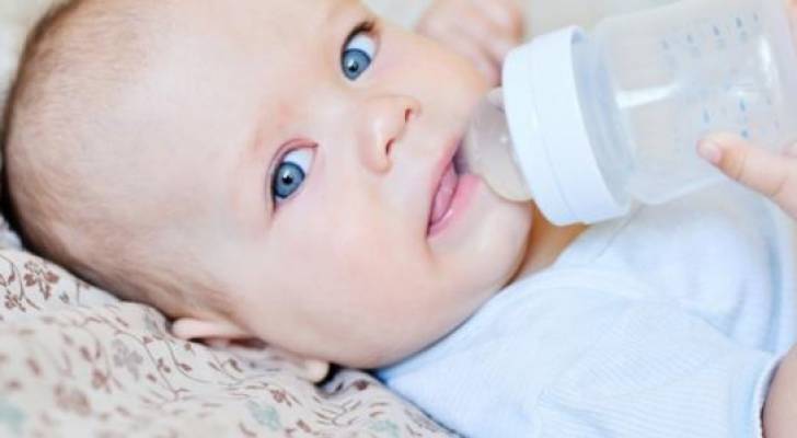 دراسة : اعطاء أطفالكم الرضع الماء قد يؤدي إلى وفاتهم