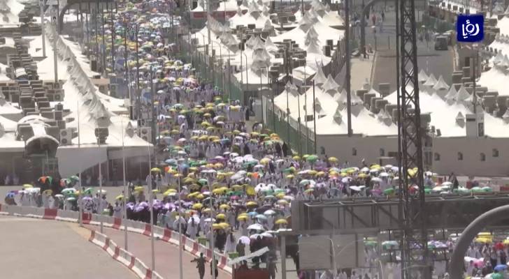 الحجاج يواصلون أداء المناسك مع بدء أيام التشريق - فيديو