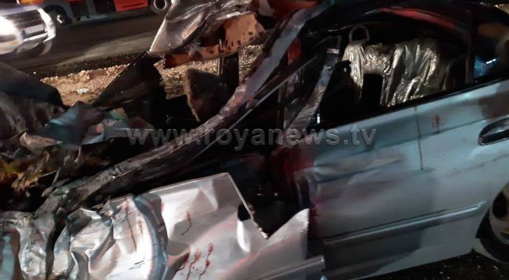 وفاتان و5 إصابات بحادث تصادم على الطريق الصحراوي - صور