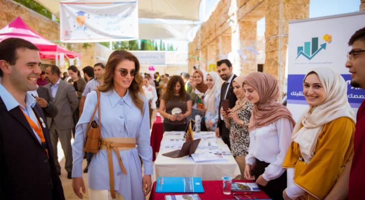 الملكة رانيا العبدالله تتجول في كرنفال عيش حلمك