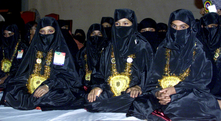 عرائس مسلمات بالزي الاحتفالي في حفل زفاف جماعي نظمته جمعية خيرية في بنغلادش