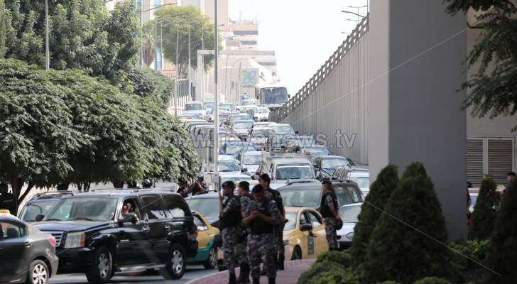 اغلاقات في محيط "الرابع" وأزمات سير خانقة تغطي شوراع عمّان.. فيديو وصور