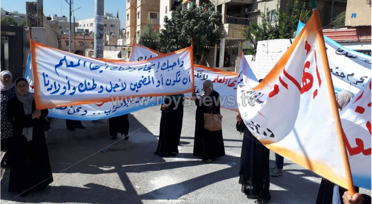 عدد من اولياء امور الطلبة ينفذون وقفة احتجاجية امام مدرسة بلال بن رباح في عمان