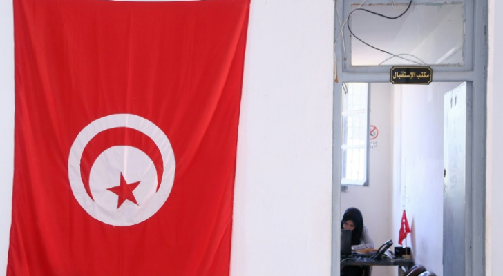 علم تونسي أمام مكتب الهيئة العليا المستقلة للانتخابات في 15 آب