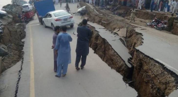 عشرات القتلى والجرحى بزلزال ضرب باكستان
