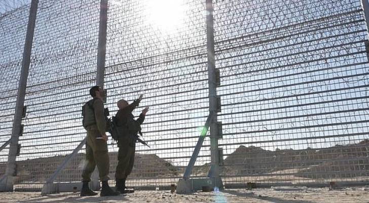 1400 عامل من دول عدة يشاركون ببناء "الجدار الأمني" عند حدود غزة