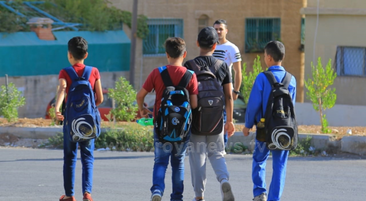طلبة امام مدرسة بعمان
