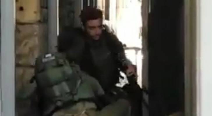 بالفيديو - اعتقال فلسطيني بطريقة وحشية
