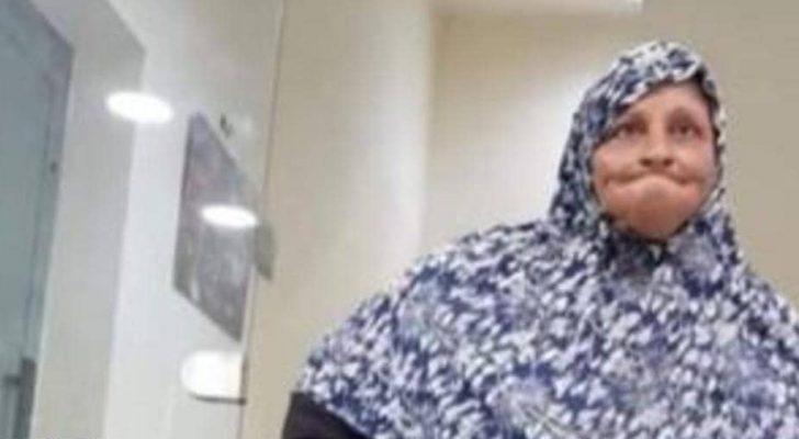 صورة الحاجة وفاء التي باتت تعرف بلقب المتسولة المليونيرة