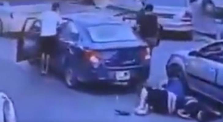 فيديو صادم.. مسلحون يقتلون شابا أمام أعين المارة في ليبيا
