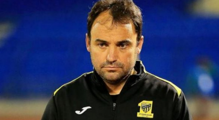 الاتحاد السعودي لكرة القدم يقيل مدربه التشيلي