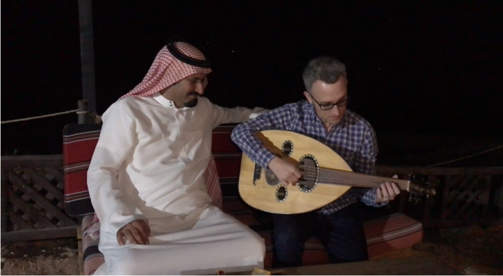 مسؤول أمريكي يحاول تعلم العزف على العود