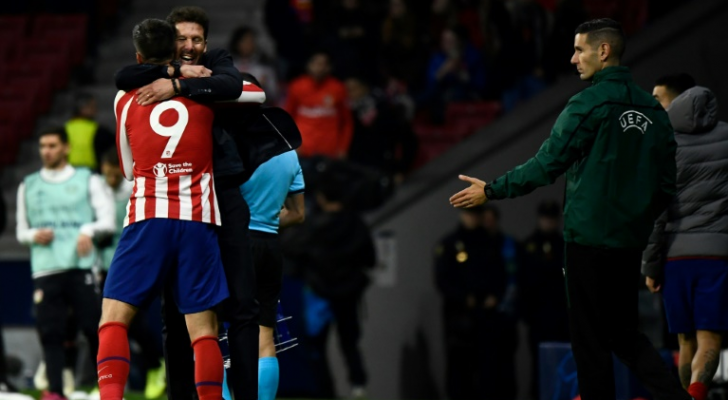 الفارو موراتا يحتفل مع مدربه في أتلتيكو مدريد دييغو سيميوني