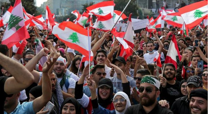 بعد فراق 11 عاما.. لبنانية تلتقي بابنها في مظاهرة