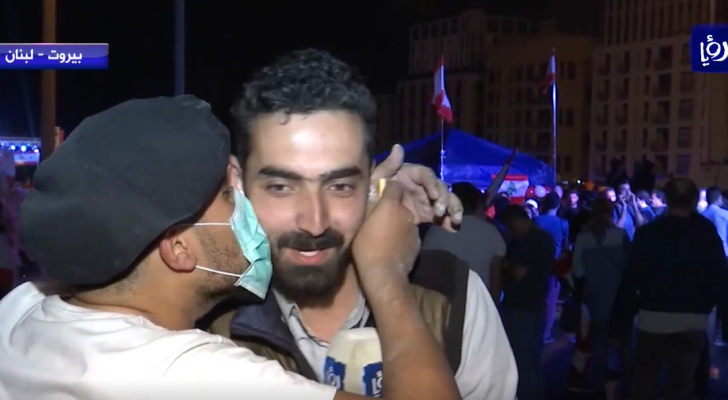 شاهد الفيديو ماذا فعل المتظاهرين من مراسل رؤيا اثناء تغطيته المباشرة من بيروت