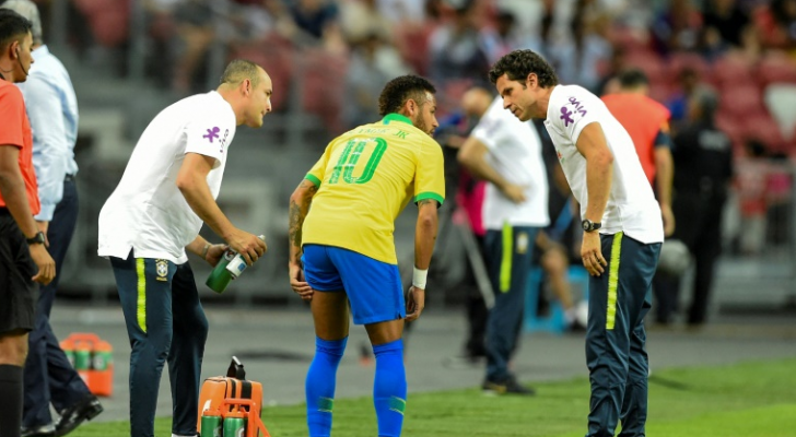 البرازيلي نيمار يغيب اربعة اسابيع بسبب الاصابة في الفخذ