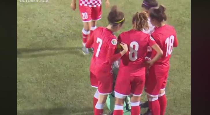 لاعبات شباب الأردن يطوقن لاعبة بعد سقوط حجابها في الملعب - فيديو