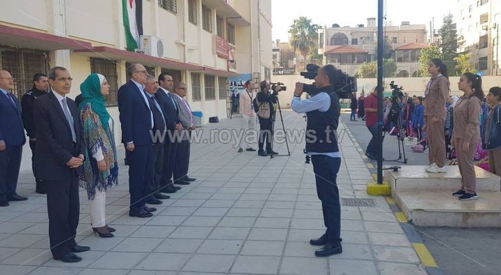 وزير التربية والتعليم مبارك ابو يامين يقوم بجولة تفقدية لمدرسة الزهراء