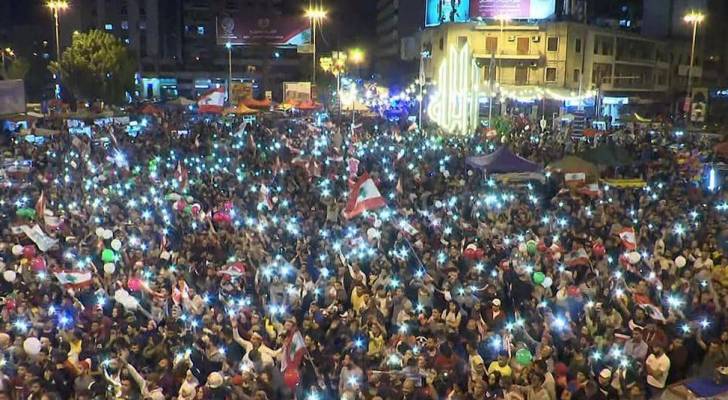 بعد "صدمة" الحريري.. احتفالات و"إصرار" في ساحات الاحتجاج