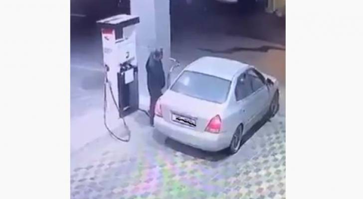 عامل بمحطة وقود "يقتص" من سائق مركبة "أردنية" فر دون دفع الحساب .. فيديو