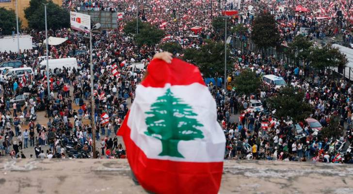 محتجون يتظاهرون أمام عدد من المرافق العامة في بيروت ومختلف المحافظات