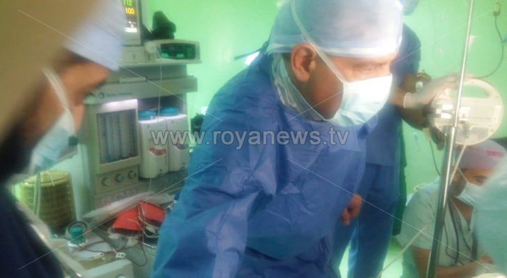وزير الصحة يشارك في العملية الجراحية لأحد مصابي حادثة جرش الأثرية