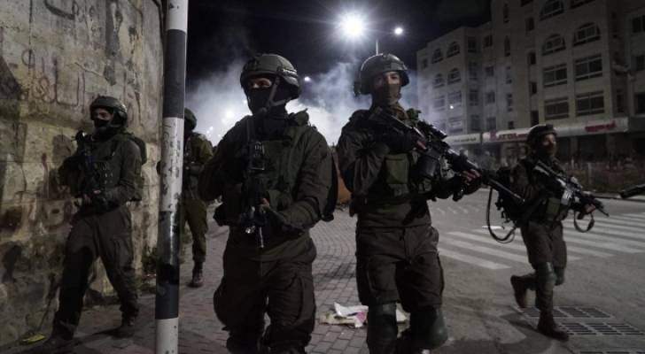 الاحتلال يعتقل ثلاثة أسرى محررين بالضفة الغربية