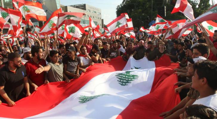 حشود شعبيه تتظاهر في لبنان قبل يوم من "أحد الإصرار"