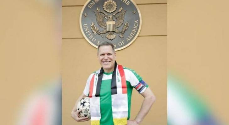 بقميص المنتخب.. السفير الأميركي يدعم  المنتخب العراقي ضد إيران