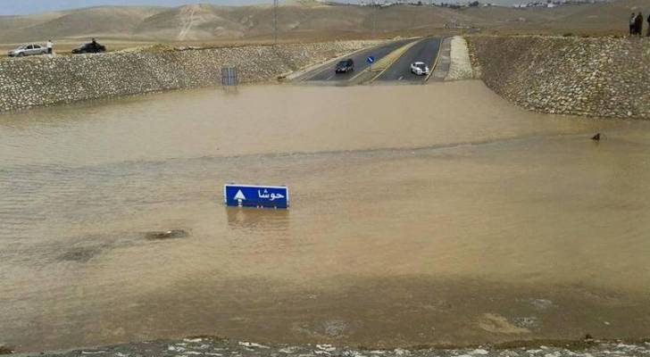 مياه الامطار تغرق نفق حوشا على طريق اربد المفرق
