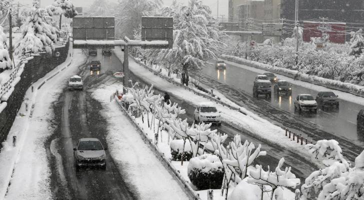 الثلوج الكثيفة في طهران تتسبب بأزمات مرور وإغلاق مدارس